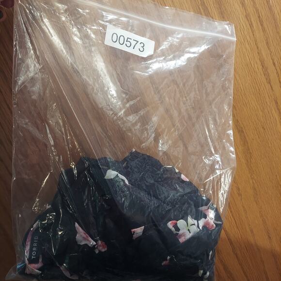 Torrid 1x plus BLACK FLORAL COLD SHOULDER CHIFFON DRESS - Picture 10 of 10